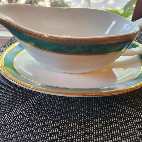 Royal heritage Collections Gravy bowl and  plate - Picture 1 of 4